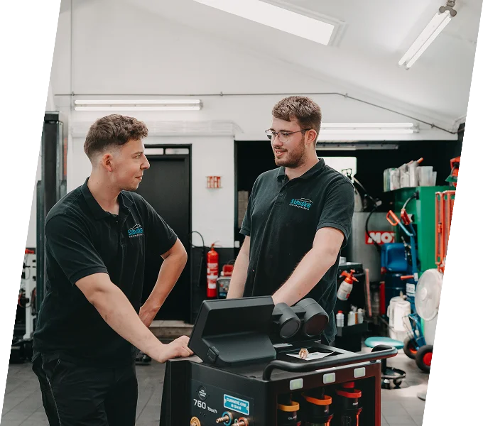 Leon und Marco in der Werkstatt